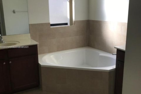 House in Miami, Florida 4 bedrooms, 210.42 sq.m. № 1683841 - photo 10