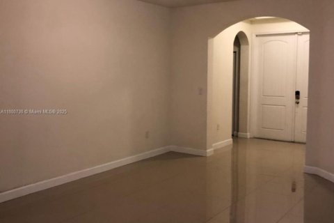 House in Miami, Florida 4 bedrooms, 210.42 sq.m. № 1683841 - photo 8