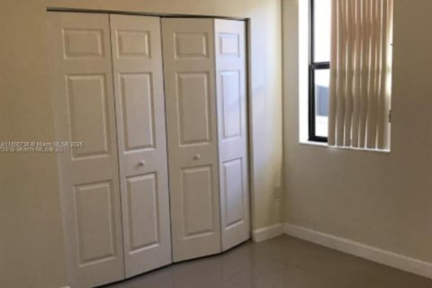 House in Miami, Florida 4 bedrooms, 210.42 sq.m. № 1683841 - photo 12