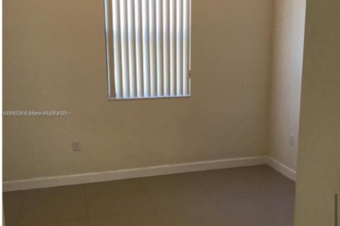 House in Miami, Florida 4 bedrooms, 210.42 sq.m. № 1683841 - photo 14