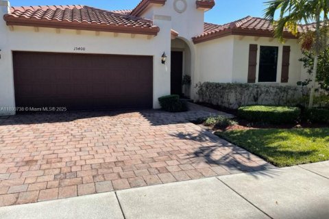 House in Miami, Florida 4 bedrooms, 210.42 sq.m. № 1683841 - photo 1