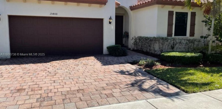 House in Miami, Florida 4 bedrooms, 210.42 sq.m. № 1683841