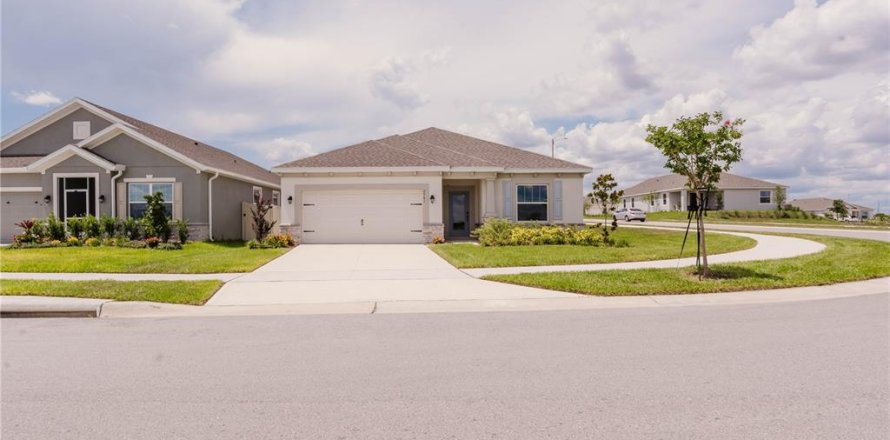 House in Lake Alfred, Florida 3 bedrooms, 179.95 sq.m. № 1815057