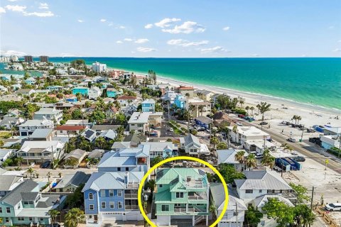 Casa en Treasure Island, Florida 4 dormitorios, 196.12 m2 № 2157922