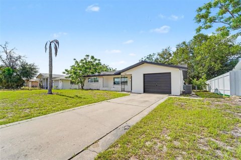 House in Port Richey, Florida 3 bedrooms, 98.48 sq.m. № 2222556