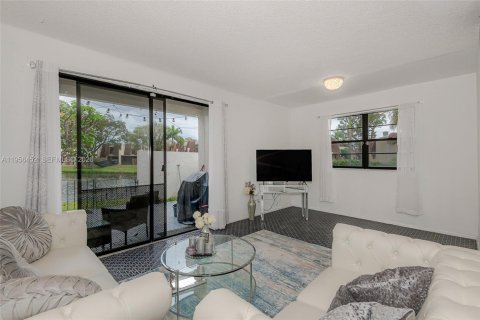 Propiedad comercial en alquiler en Pembroke Pines, Florida, 1 dormitorio, 150.13 m2 № 2011720 - foto 3