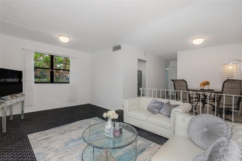 Propiedad comercial en alquiler en Pembroke Pines, Florida, 1 dormitorio, 150.13 m2 № 2011720 - foto 2