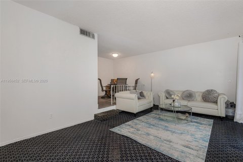 Propiedad comercial en alquiler en Pembroke Pines, Florida, 1 dormitorio, 150.13 m2 № 2011720 - foto 4