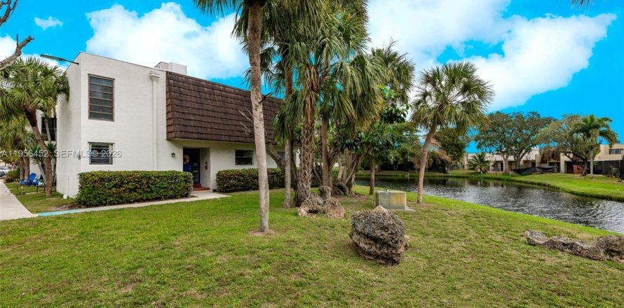 Propiedad comercial en Pembroke Pines, Florida 1 dormitorio, 150.13 m2 № 2011720