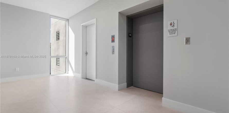 Кондоминиум с 3 спальнями в Норт-Майами-Бич, Флорида № 1981683