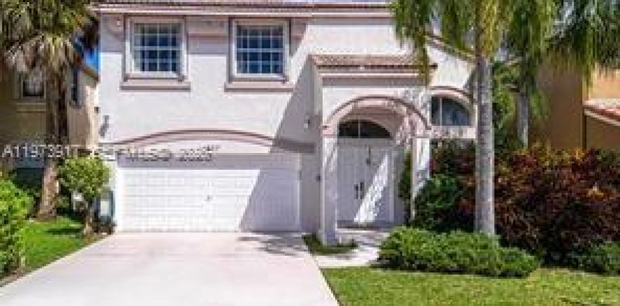 House in Pembroke Pines, Florida 3 bedrooms, 193.89 sq.m. № 2033531