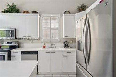 House in Pembroke Pines, Florida 3 bedrooms, 193.89 sq.m. № 2033531 - photo 10