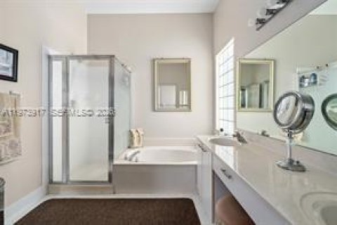 House in Pembroke Pines, Florida 3 bedrooms, 193.89 sq.m. № 2033531 - photo 13