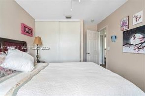 House in Pembroke Pines, Florida 3 bedrooms, 193.89 sq.m. № 2033531 - photo 14