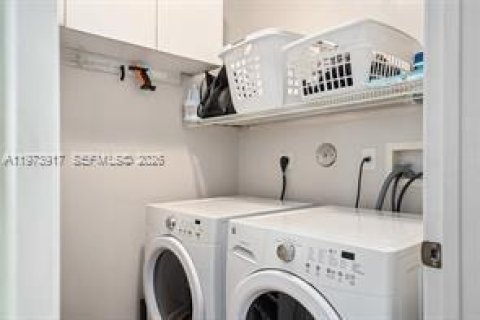 House in Pembroke Pines, Florida 3 bedrooms, 193.89 sq.m. № 2033531 - photo 17