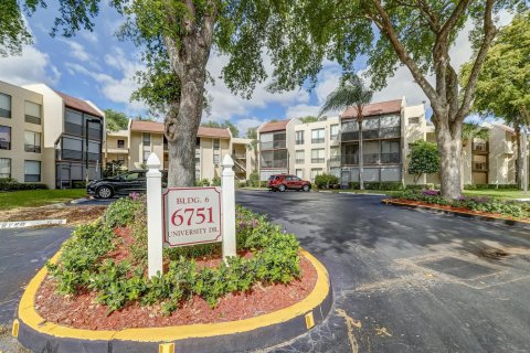 Copropriété à vendre à Tamarac, Floride: 2 chambres, 95.04 m2 № 2179995 - photo 2