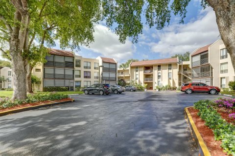Copropriété à vendre à Tamarac, Floride: 2 chambres, 95.04 m2 № 2179995 - photo 3