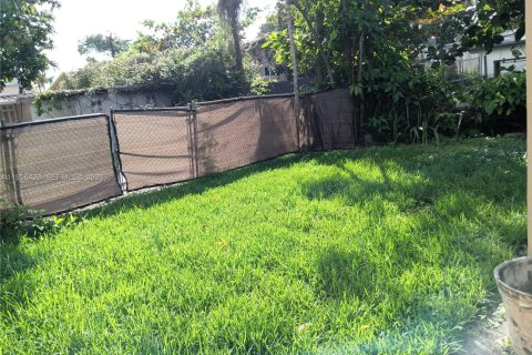 Casa en alquiler en Miami, Florida, 4 dormitorios, 157.93 m2 № 2011777 - foto 28