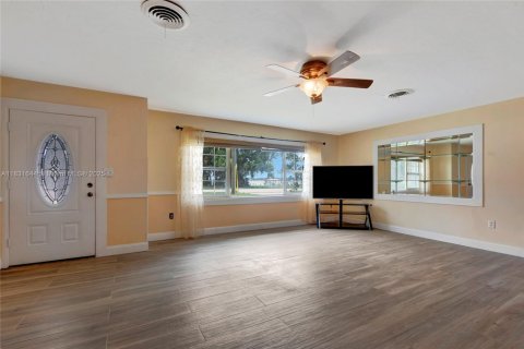 House in Sebring, Florida 4 bedrooms, 200.39 sq.m. № 1814409 - photo 3