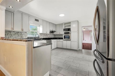 House in Sebring, Florida 4 bedrooms, 200.39 sq.m. № 1814409 - photo 7