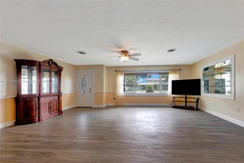 House in Sebring, Florida 4 bedrooms, 200.39 sq.m. № 1814409 - photo 4