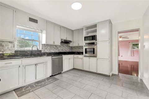 House in Sebring, Florida 4 bedrooms, 200.39 sq.m. № 1814409 - photo 8