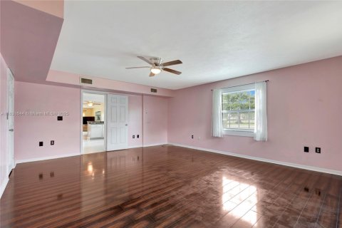 House in Sebring, Florida 4 bedrooms, 200.39 sq.m. № 1814409 - photo 13