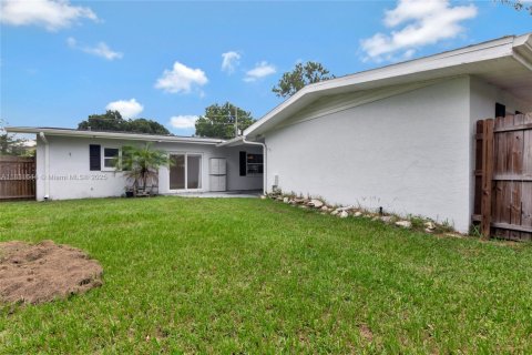 House in Sebring, Florida 4 bedrooms, 200.39 sq.m. № 1814409 - photo 30