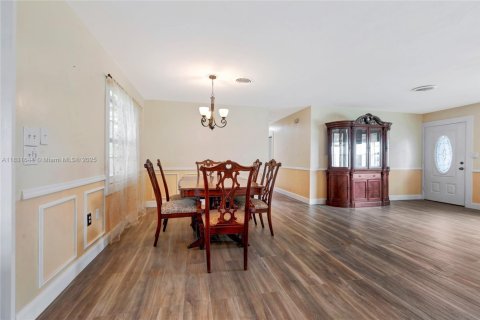 House in Sebring, Florida 4 bedrooms, 200.39 sq.m. № 1814409 - photo 10