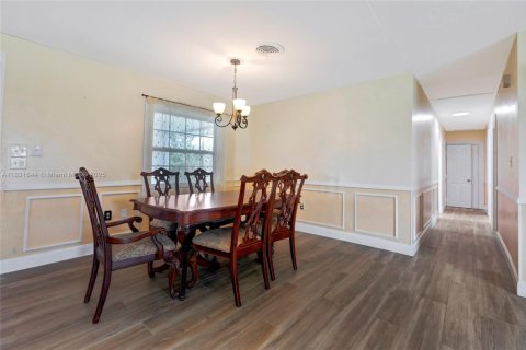 House in Sebring, Florida 4 bedrooms, 200.39 sq.m. № 1814409 - photo 9