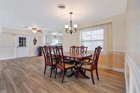 House in Sebring, Florida 4 bedrooms, 200.39 sq.m. № 1814409 - photo 11