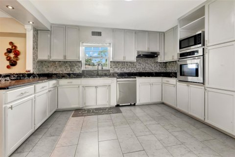 House in Sebring, Florida 4 bedrooms, 200.39 sq.m. № 1814409 - photo 6