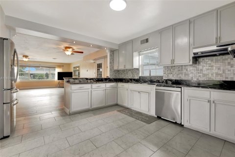 House in Sebring, Florida 4 bedrooms, 200.39 sq.m. № 1814409 - photo 5