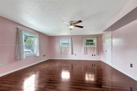 House in Sebring, Florida 4 bedrooms, 200.39 sq.m. № 1814409 - photo 12