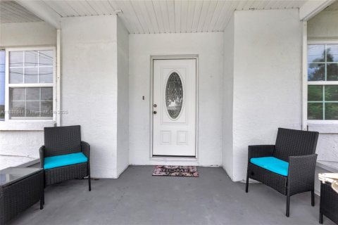House in Sebring, Florida 4 bedrooms, 200.39 sq.m. № 1814409 - photo 2