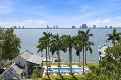 House in Tampa, Florida 5 bedrooms, 625.88 sq.m. № 2118823