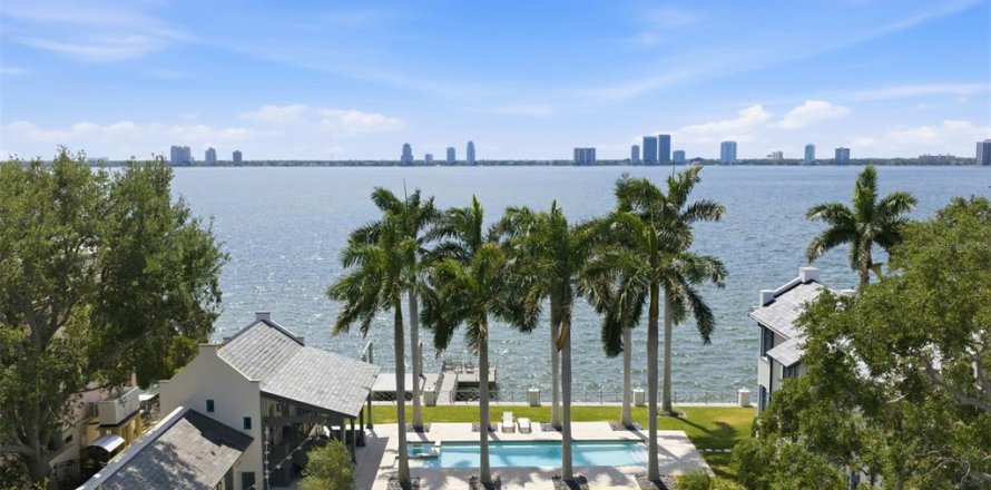 House in Tampa, Florida 5 bedrooms, 625.88 sq.m. № 2118823