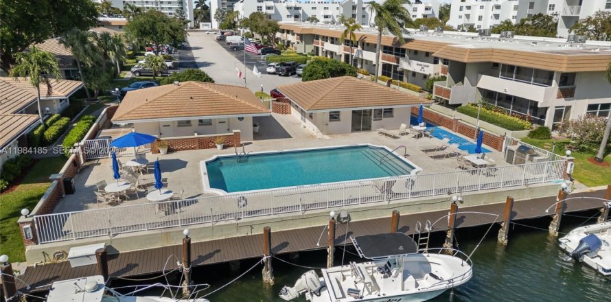 Condo à Pompano Beach, Floride, 2 chambres  № 2045494