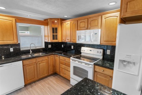 Copropriété à vendre à Pompano Beach, Floride: 2 chambres, 98.94 m2 № 2045494 - photo 3