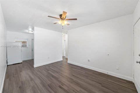 Casa en alquiler en North Miami Beach, Florida, 1 dormitorio № 2059973 - foto 4