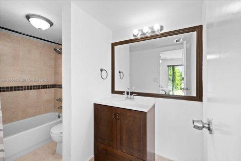 Купить кондоминиум в Тамарак, Флорида 2 спальни, 95.22м2, № 2065785 - фото 4