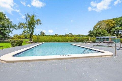 Купить кондоминиум в Тамарак, Флорида 2 спальни, 95.22м2, № 2065785 - фото 15