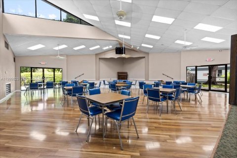 Купить кондоминиум в Тамарак, Флорида 2 спальни, 95.22м2, № 2065785 - фото 12