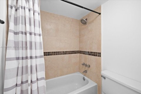 Купить кондоминиум в Тамарак, Флорида 2 спальни, 95.22м2, № 2065785 - фото 5