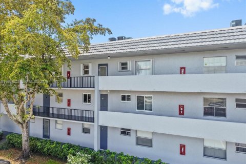 Купить кондоминиум в Тамарак, Флорида 2 спальни, 95.22м2, № 2065785 - фото 16