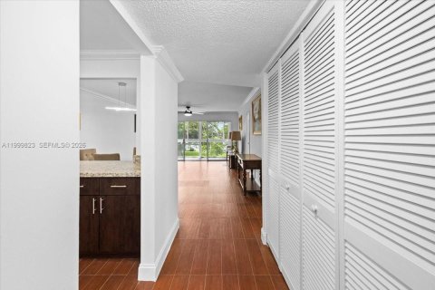 Купить кондоминиум в Тамарак, Флорида 2 спальни, 95.22м2, № 2065785 - фото 17