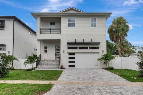 House in Tampa, Florida 5 bedrooms, 297.84 sq.m. № 2225526 - photo 3