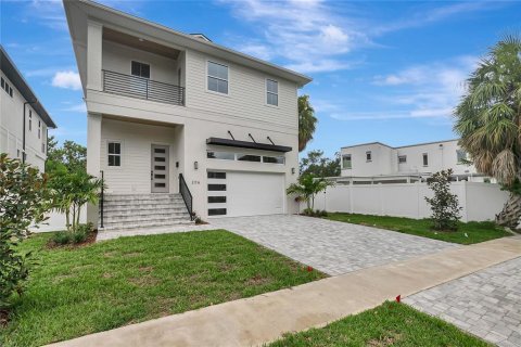 House in Tampa, Florida 5 bedrooms, 297.84 sq.m. № 2225526 - photo 4