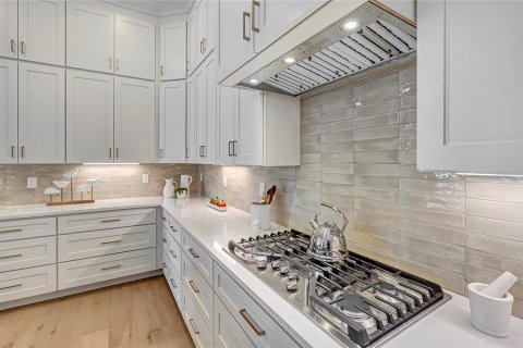 House in Tampa, Florida 5 bedrooms, 297.84 sq.m. № 2225526 - photo 30