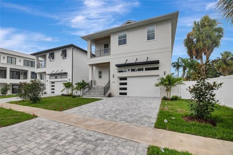 House in Tampa, Florida 5 bedrooms, 297.84 sq.m. № 2225526 - photo 2